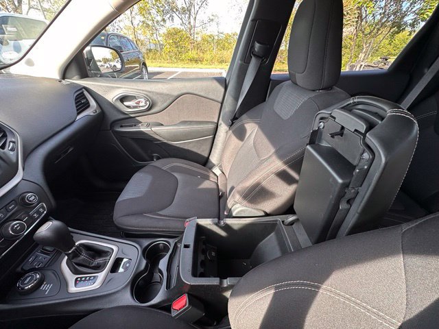 Used 2016 Jeep Cherokee Latitude w/ Cold Weather Group AWD/4WD image 26