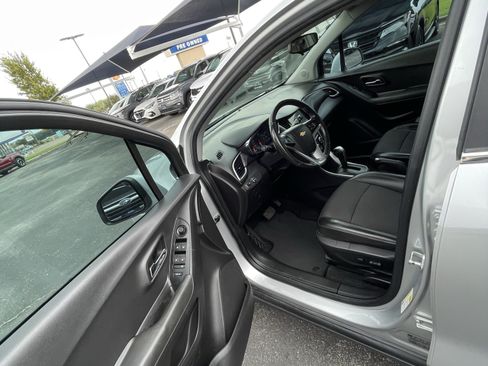Used 2018 Chevrolet Trax LT w/ LT Convenience Package FWD image 18