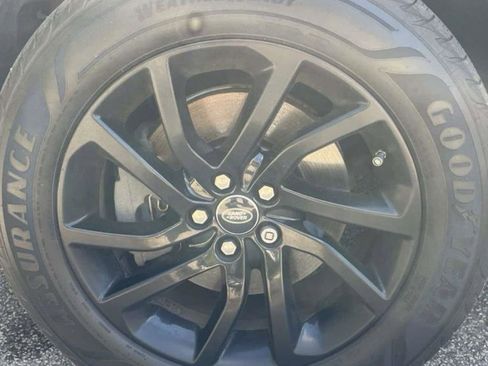 Used 2018 Land Rover Discovery Sport SE image 3