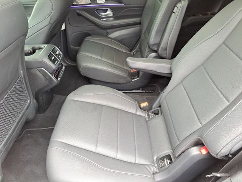 Used 2025 Mercedes-Benz GLS 450 4MATIC image 9