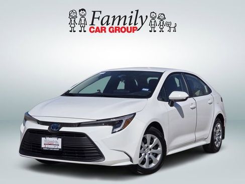 Used 2025 Toyota Corolla LE image 1
