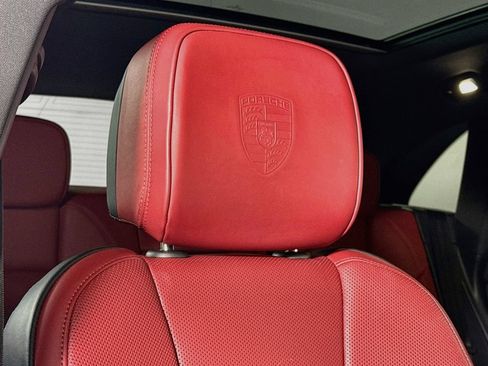 Certified 2024 Porsche Macan AWD/4WD image 23