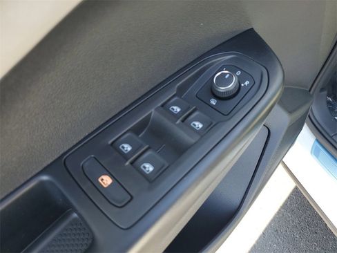 New 2026 Volkswagen Taos SE image 18