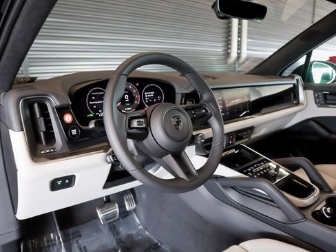 New 2026 Porsche Cayenne Turbo image 4