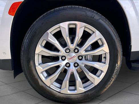 Used 2024 GMC Yukon XL Denali w/ Advanced Technology Package image 11