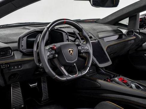 Used 2025 Lamborghini Revuelto image 11