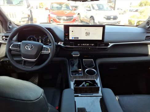 Used 2025 Toyota Sienna Platinum image 17