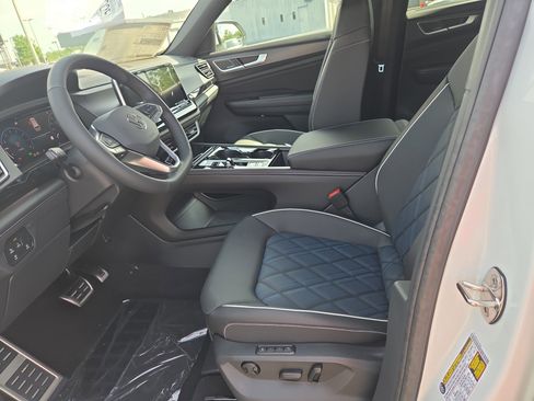 New 2026 Volkswagen Atlas Cross Sport SEL Premium R-Line AWD/4WD image 4