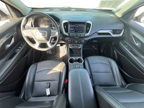 Used 2024 GMC Terrain SLT image 8