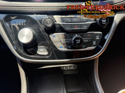 Used 2024 Chrysler Pacifica Pinnacle w/ Trailer Tow Group AWD/4WD image 13