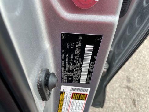 Used 2025 Toyota Highlander LE image 31