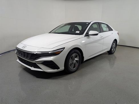 Certified 2025 Hyundai Elantra SE image 3