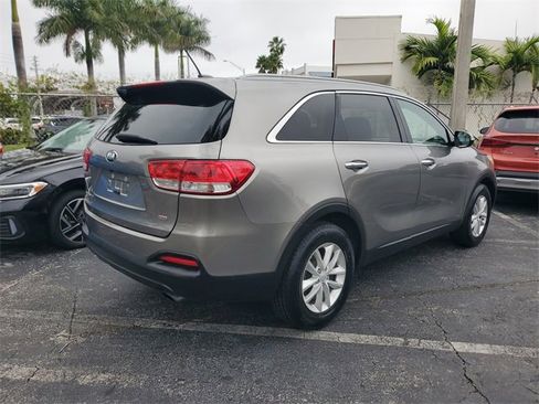 Used 2017 Kia Sorento LX image 3