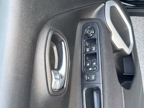 Used 2018 Jeep Renegade Latitude w/ Cold Weather Group AWD/4WD image 16