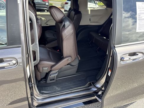 Used 2023 Toyota Sienna Platinum image 12