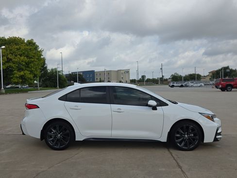 Used 2024 Toyota Corolla SE FWD image 2