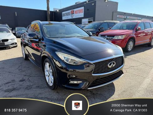 Used 2018 INFINITI QX30 Premium w/ Navigation Package image 1