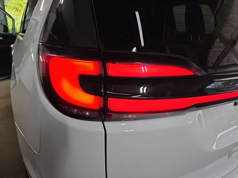 Used 2025 Chrysler Pacifica Select FWD image 35