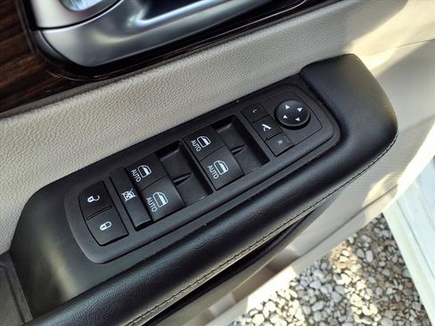 Used 2023 Chrysler Pacifica Limited image 30