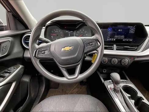 Used 2024 Chevrolet Trax LS w/ LS Convenience Package FWD image 8