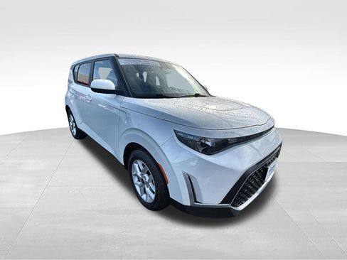 Used 2025 Kia Soul LX w/ LX Technology Package FWD image 3