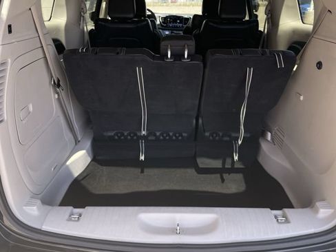 Used 2023 Chrysler Pacifica Touring-L FWD image 23