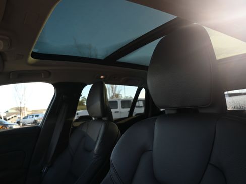 Used 2025 Volvo V60 B5 Cross Country Plus image 34