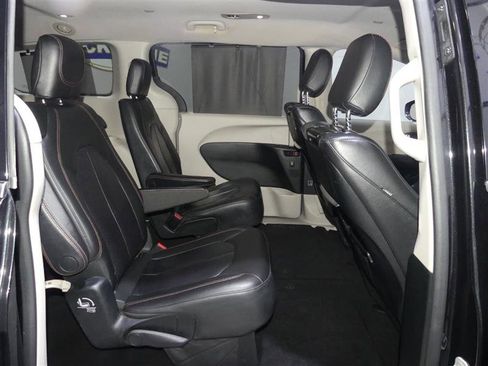 Used 2018 Chrysler Pacifica Touring-L Plus FWD image 26
