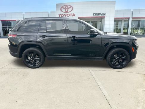 Used 2025 Jeep Grand Cherokee Altitude AWD/4WD image 6