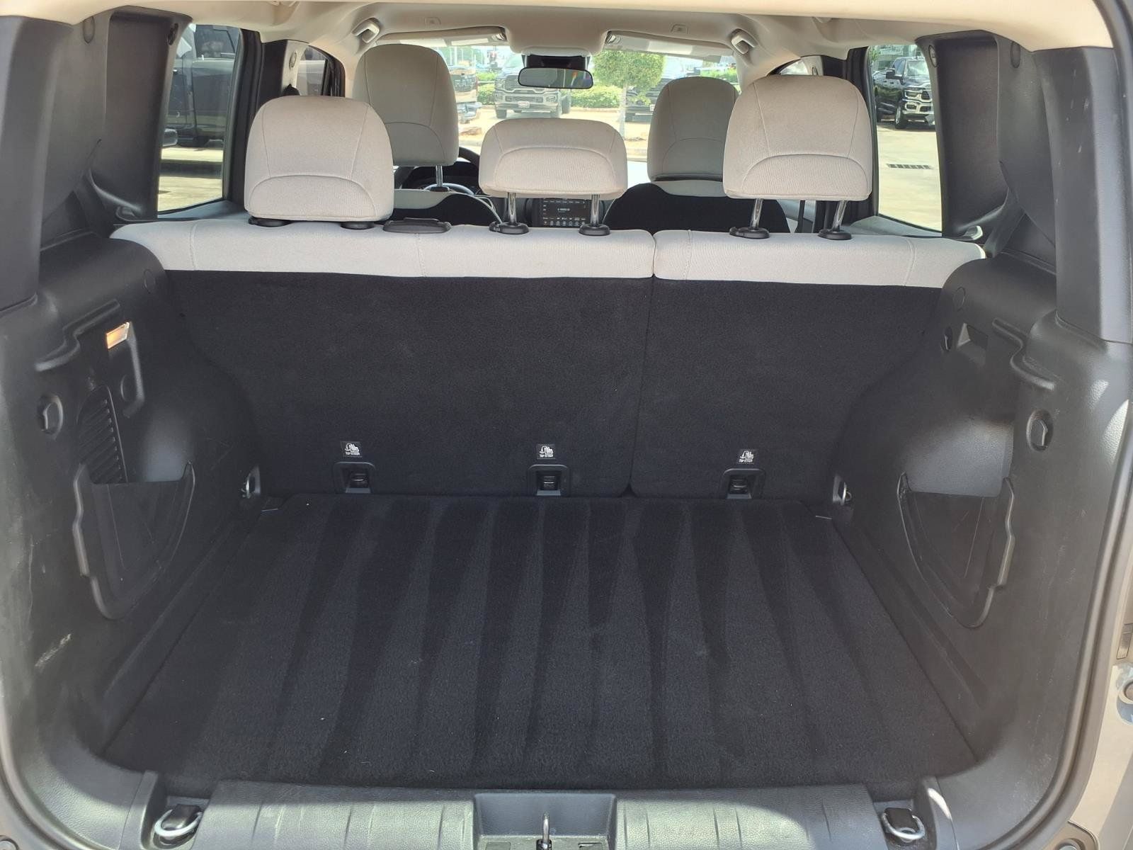 Used 2021 Jeep Renegade Latitude FWD image 8
