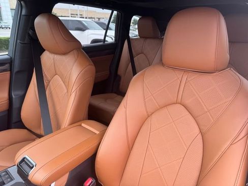 New 2026 Toyota Highlander Platinum AWD/4WD image 11