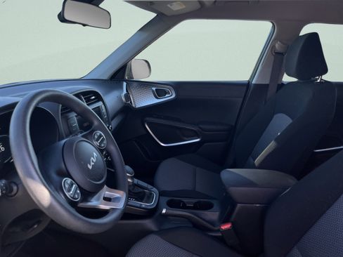 Used 2025 Kia Soul LX w/ LX Technology Package FWD image 13