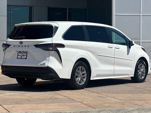 Certified 2024 Toyota Sienna LE AWD/4WD image 4