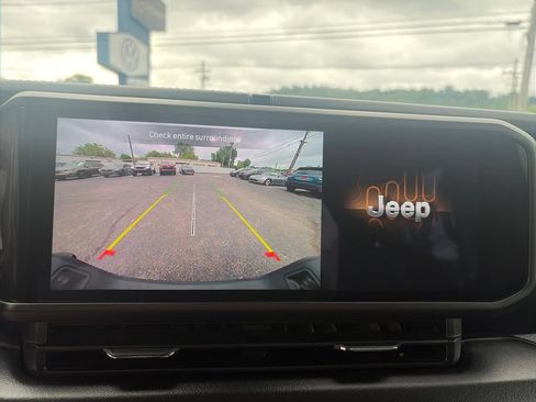 Used 2025 Jeep Gladiator Sport AWD/4WD image 20
