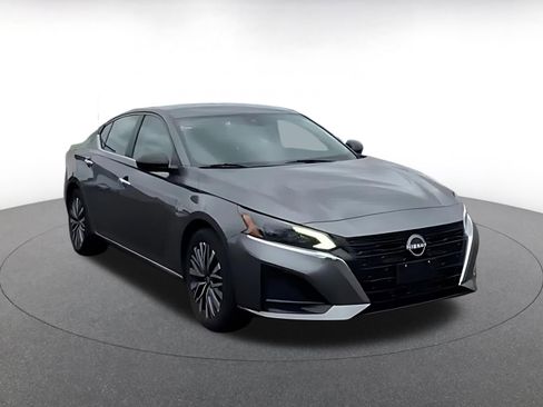 Used 2025 Nissan Altima 2.5 SV FWD image 3