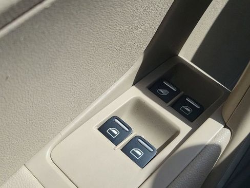 Used 2013 Volkswagen Beetle 2.5 image 29