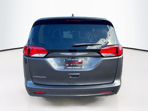 Used 2020 Chrysler Voyager L image 6