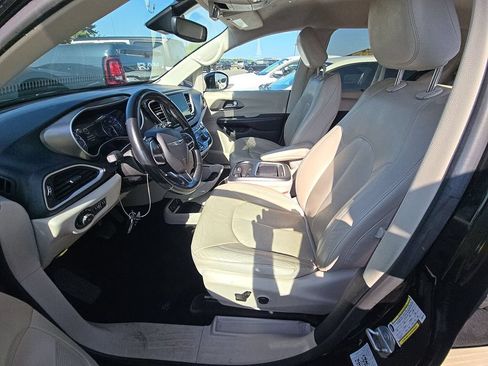 Used 2021 Chrysler Pacifica Touring-L FWD image 3