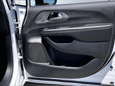 New 2027 Chrysler Pacifica Select FWD image 15