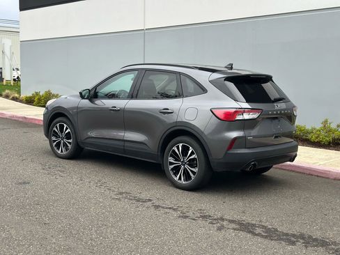 Used 2021 Ford Escape SE w/ SE Sport Appearance Package image 5