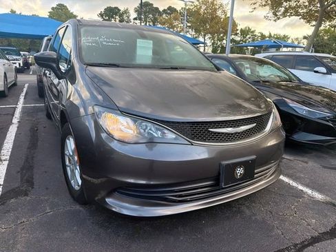 Used 2017 Chrysler Pacifica Touring FWD image 2