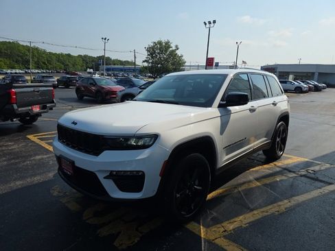 Used 2024 Jeep Grand Cherokee Limited w/ Luxury Tech Group II AWD/4WD image 9