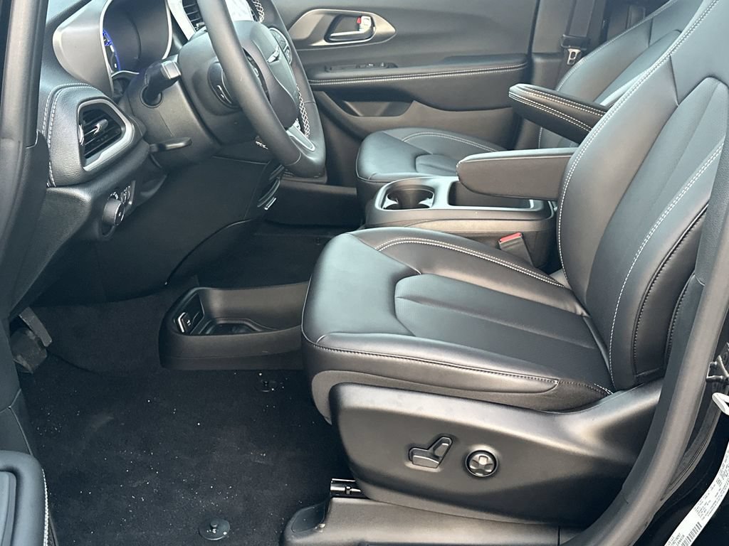 New 2026 Chrysler Pacifica Select FWD image 9