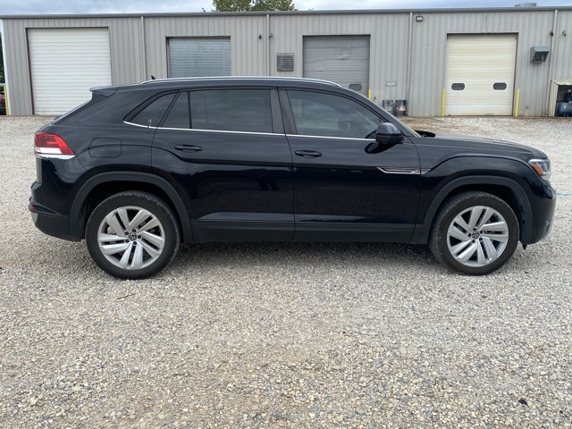 Used 2021 Volkswagen Atlas Cross Sport SE w/ Panoramic Sunroof Package FWD image 2