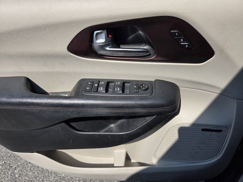 Used 2020 Chrysler Pacifica Limited w/ Tire & Wheel Group FWD image 29