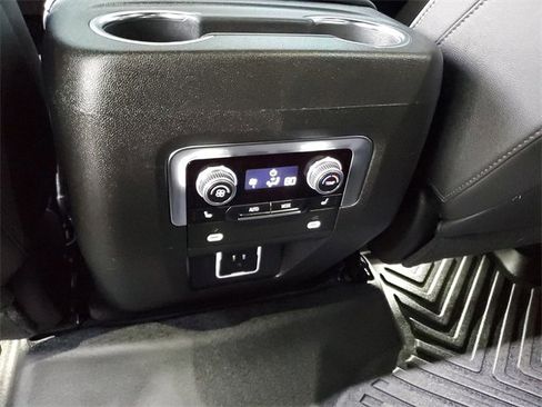 Used 2024 GMC Yukon XL SLT w/ SLT Luxury Package image 15