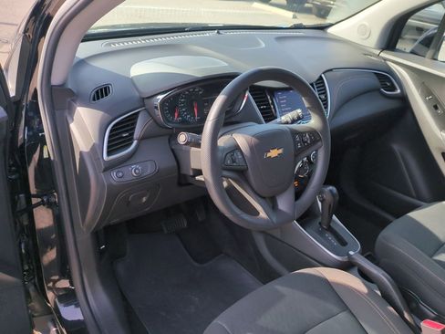 Used 2022 Chevrolet Trax LS w/ Tint and Cruise Package image 10