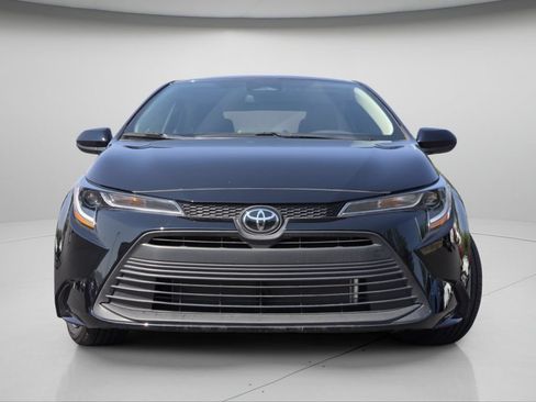 Used 2025 Toyota Corolla LE FWD image 3