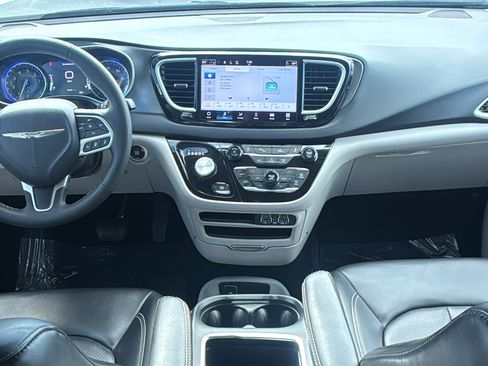 Used 2023 Chrysler Pacifica Touring-L image 22
