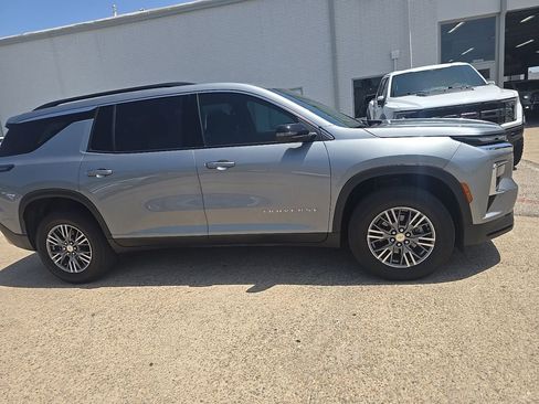 Used 2025 Chevrolet Traverse LT FWD image 3